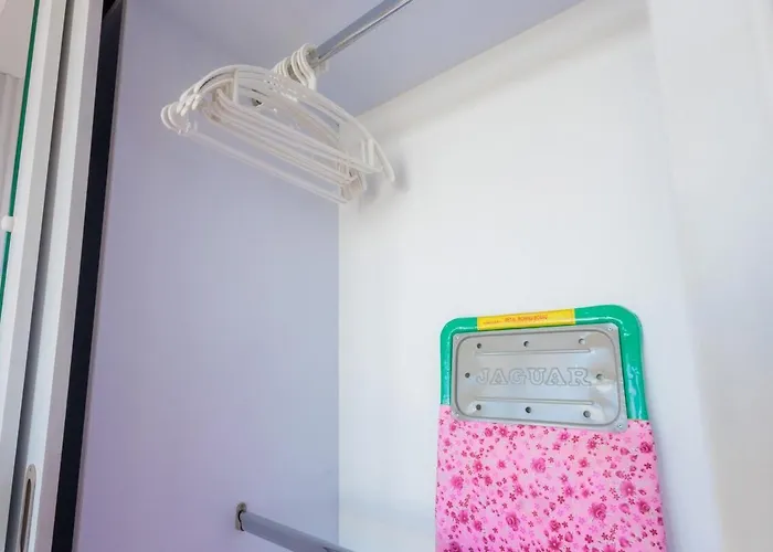 Chic Hotel-style Fast Wifi & Netflix Apartment Manila