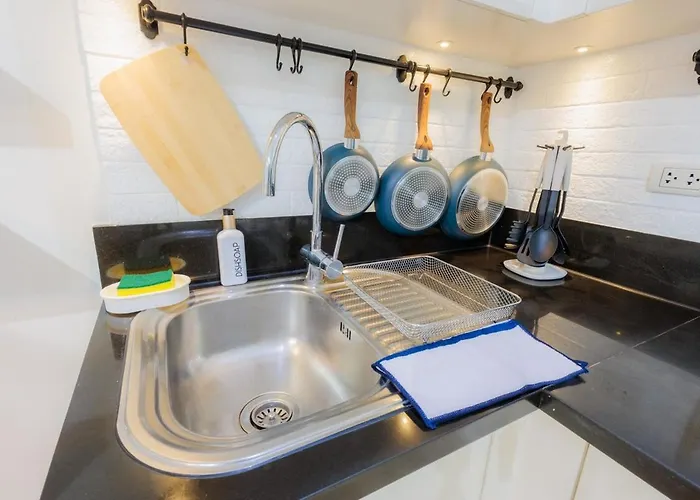 Chic Hotel-style Fast Wifi & Netflix Apartment Manila